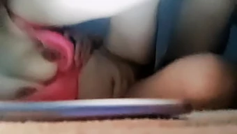 Ibu tiri sangat menginginkan threesome dengan anak tiri dan aku