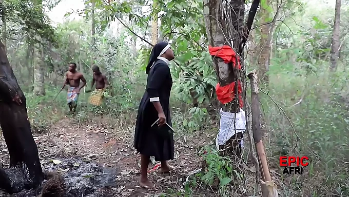 Bărbații africani fac sex pe rând cu un misionar în acest videoclip fierbinte