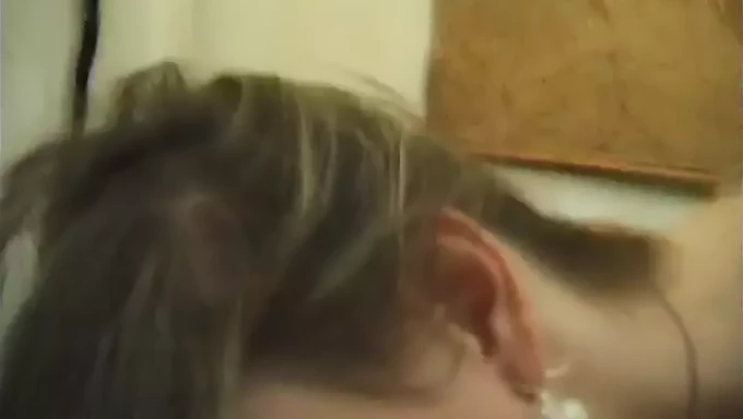 Lenkas Amateur-Homemade-Video zeigt ihre Liebe zum Oral- und Muschilecken