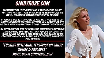 Le terrorisme anal de Sindy Rose avec un gode et du sable sur une plage blonde