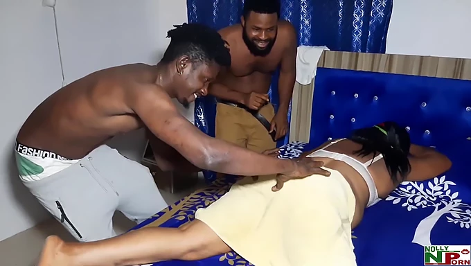 A beleza nigeriana se masturba enquanto acaricia um grande pau preto