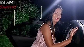 Brunette Bruna onderwerpt zich aan een gepassioneerde ontmoeting op de parkeerplaats van de Lust Club, pronkend met haar ruime bezittingen.